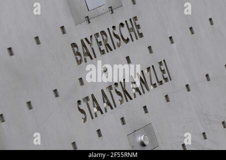 Munich, Allemagne. 23 mars 2021. Signez la chancellerie d'État bavaroise, porte d'entrée, | usage dans le monde crédit: dpa/Alay Live News Banque D'Images