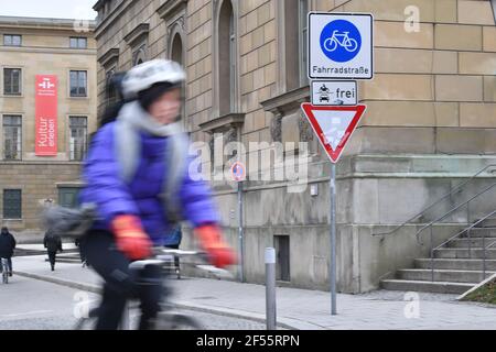 Munich, Allemagne. 23 mars 2021. Thème photo piste cyclable, cyclistes. Schild Fahrradstrasse dans le centre de Munich, UN cycliste passe devant. Les cyclistes prennent leurs vélos, les vélos sur une piste cyclable, la piste cyclable dans la circulation de Munich. Pour faire du vélo. | utilisation dans le monde crédit: dpa/Alay Live News Banque D'Images