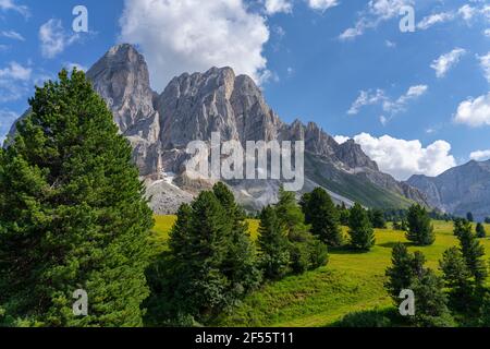 Vue panoramique sur le col de Wurzjoch et la montagne Peitlerkofel en été Banque D'Images