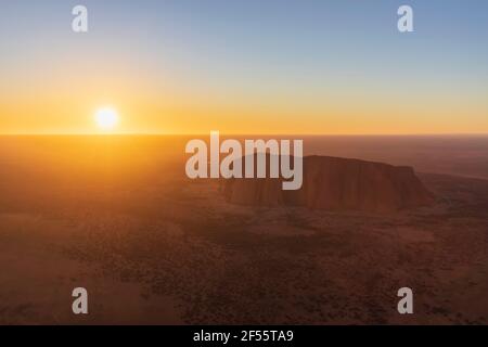 Australie, territoire du Nord, vue aérienne d'Uluru au lever du soleil Banque D'Images