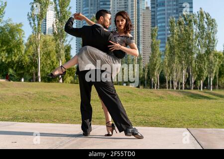 Danseurs de tango hommes et femmes effectuant une répétition dans le parc public Banque D'Images