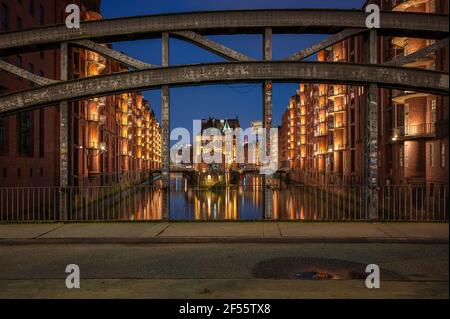 Allemagne, Hambourg, canal de Wandrahmsfleet la nuit avec pont en premier plan Banque D'Images