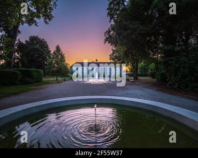 France, Marne, Vitry-le-François, vue aérienne de la place éclairée devant l'église notre-Dame de Vitry-le-François au crépuscule Banque D'Images