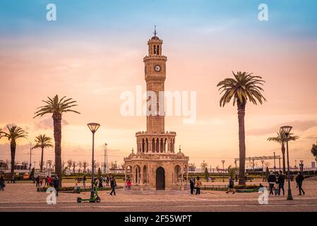 Izmir, Turquie - Mars 23 2021 : Tour de l'horloge d'Izmir sur la place Konak. Endroit célèbre Banque D'Images