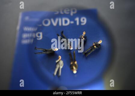 Une image de concept d'information du kit d'auto-test COVID-19 (Rapid Antigen Test). Mise au point sélective via une loupe. Banque D'Images