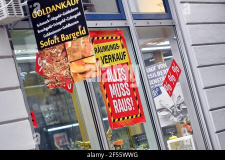 Munich, Allemagne. 23 mars 2021. Photo du sujet : vente de liquidation - tout doit aller, vente, vente de liquidation totale, abandon commercial, remise, Achat d'or, achat de bijoux | utilisation dans le monde crédit : dpa/Alamy Live News Banque D'Images