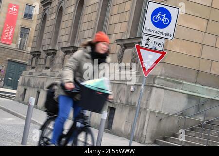 Munich, Allemagne. 23 mars 2021. Thème photo piste cyclable, cyclistes. Schild Fahrradstrasse dans le centre de Munich, UN cycliste passe devant. Les cyclistes prennent leurs vélos, les vélos sur une piste cyclable, la piste cyclable dans la circulation de Munich. Pour faire du vélo. | utilisation dans le monde crédit: dpa/Alay Live News Banque D'Images