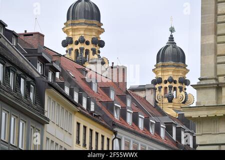 Munich, Allemagne. 23 mars 2021. Ville de Muenchen, vue sur les appartements du dernier étage avec des dormeurs dans Theatiner Strasse à Muenchen. Appartements en ville, appartement en ville, immobilier, métropole, prix immobiliers, Immobilier, Stadtwithte, centre, façades, façade, bâtiments, maisons, emplacement, emplacement de la ville, centre-ville, centre-ville, vue sur la ville. | utilisation dans le monde crédit: dpa/Alay Live News Banque D'Images