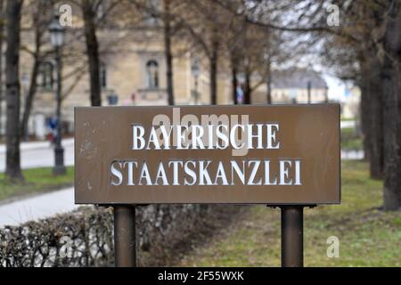 Munich, Allemagne. 23 mars 2021. Panneau de la chancellerie d'État bavaroise à Muenchen. | utilisation dans le monde crédit: dpa/Alay Live News Banque D'Images