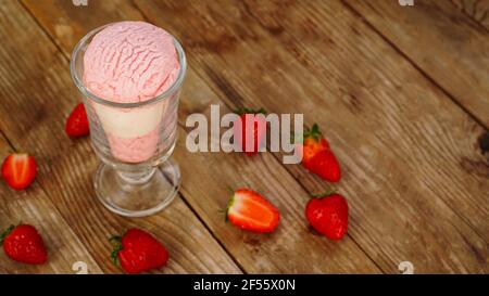 Glace à la fraise et à la vanille dans un verre Banque D'Images