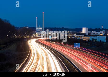 Allemagne, Bade-Wurtemberg, Sindelfingen, véhicules légers sentiers sur Un 81 la nuit Banque D'Images