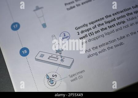 Un livret d'instructions sur l'auto-test COVID-19 (test rapide de l'antigène) explique comment l'utiliser. Banque D'Images