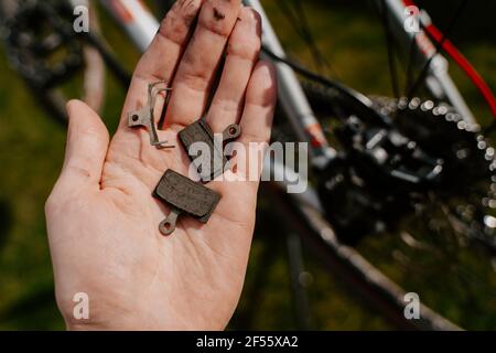 plaquettes de frein de vélo dans la main Banque D'Images