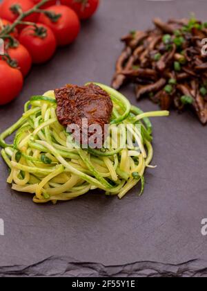 Spaghetti de courgettes avec tomates déshydratées et séchées Banque D'Images