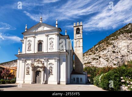 L'église de STS. Pierre et Paul dans Virle Treponti (Parrocchia dei Santi Pietro e Paolo) à Rezzato, Brescia, Lombardie, Nord de l'Italie Banque D'Images