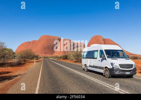 Australie, territoire du Nord, camping-car sur la route Kata Tjuta à travers le désert australien central Banque D'Images