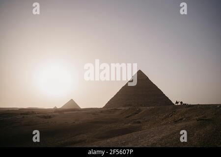 Égypte, le Caire, Pyramides de Gizeh au coucher du soleil Banque D'Images