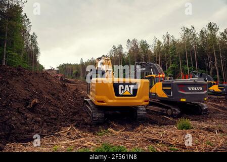 Bulgarie, Polski trambesh, 20 MAI 2020 : de nombreuses pelles hydrauliques à chaînes creusant le terrain sur une pente lors de la construction d'un pipeline de South Stream à BU Banque D'Images