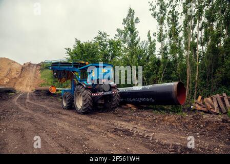 Bulgarie, Gostilia, 21 MAI 2020: Un tracteur bleu pour le soudage automatique sur un site de pose de tuyaux pendant la construction de canalisations de South Stream Banque D'Images