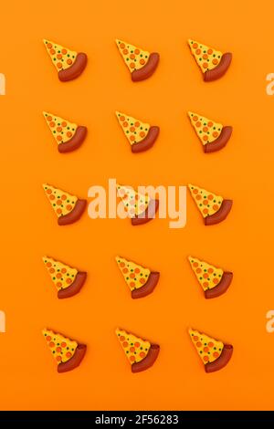 Rendu tridimensionnel des tranches de pizza sur fond orange Banque D'Images