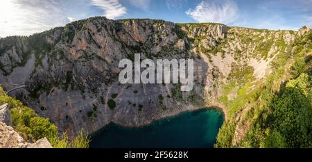 Croatie, Dalmatie, Imotski, Lac Bleu dans la vallée Banque D'Images