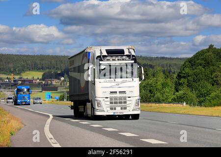 White Volvo FH semi-remorque transporte des marchandises dans la circulation sur autoroute un beau jour d'été. Salo, Finlande. 10 juillet 2020 Banque D'Images