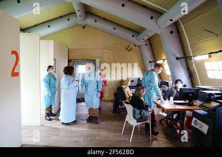 Hotspot pour la vaccination de masse avec trois lignes de vaccination tenues par le personnel médical de l'armée. Turin, Italie - Mars 2021 Banque D'Images