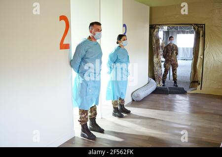 Hotspot pour la vaccination de masse avec trois lignes de vaccination tenues par le personnel médical de l'armée. Turin, Italie - Mars 2021 Banque D'Images