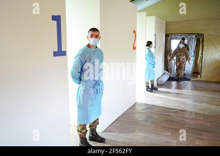 Hotspot pour la vaccination de masse avec trois lignes de vaccination tenues par le personnel médical de l'armée. Turin, Italie - Mars 2021 Banque D'Images