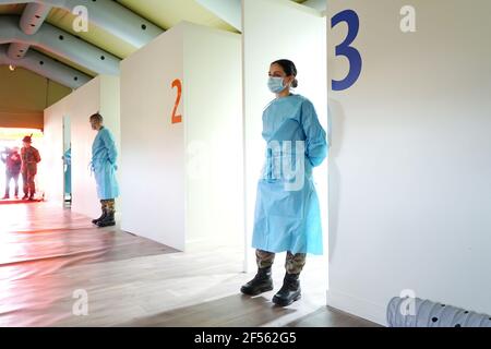 Hotspot pour la vaccination de masse avec trois lignes de vaccination tenues par le personnel médical de l'armée. Turin, Italie - Mars 2021 Banque D'Images