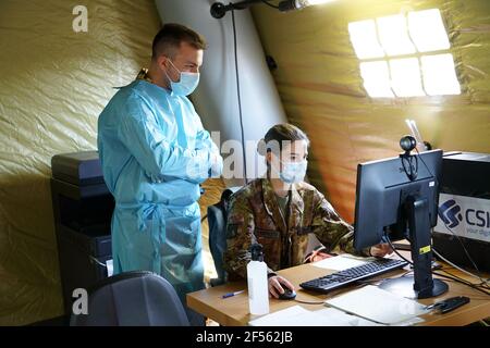 Hotspot pour la vaccination de masse avec trois lignes de vaccination tenues par le personnel médical de l'armée. Turin, Italie - Mars 2021 Banque D'Images