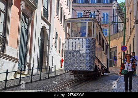 Gloria Funicular (Ascensor da Gloria) est une ligne de funiculaire de Lisbonne, Portugal. Il relie le centre-ville de Pombaline à Bairro Alto. Banque D'Images