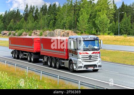 Mercedes-Benz Actros camion de Haikonen tractant une remorque-trémie le long de l'autoroute un jour d'été. Salo, Finlande. 10 juillet 2020. Banque D'Images