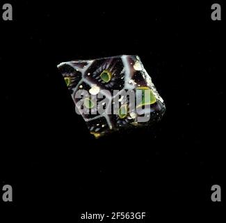 Fragment d'un vaisseau. Une faible courbure du fragment de verre permet l'affectation à un vaisseau, éventuellement à une coque. Le shard violet est croisé avec une grille de lignes blanches qui rappellent les nids d'abeilles. Au centre, il y a un point bleu avec un contour jaune pour regrouper les points blancs circulaires sous forme de pétales. Pour la production, des verres de différentes couleurs ont été formés en tubes et en tiges. Elles étaient comprimées et chauffées, ce qui entraînait une longue barre. Le verre coupé en tranches de ​​now avait des motifs amorphes ou floraux différents. Par la suite, plusieurs de ces plaquettes ont été repliées ensemble, réchauffées à nouveau et pressées dans la vascul Banque D'Images