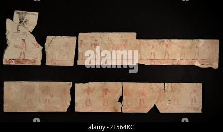 Fragments de secours de la tombe du Chenemu. Ces reliefs rares et de qualité viennent d'une tombe privée du Reich moyen, qui n'est probablement pas loin d'Asiut dans la nécropole de Beni Hassam. Là-bas, au début de l'empire du milieu, les hauts responsables provinciaux ont été enterrés dans des tombes rocheuses considérables et supérieures. Les chiffres présentés sur les deux, à l'origine opposés l'un à l'autre de l'autre sont des transporteurs, qui une fois appliqué à une approche statutaire, dans laquelle le portrait de la poignée de magnéto ou au mur peint. Les chiffres portent ou apportent les aliments et les animaux d'abattage nécessaires pour Banque D'Images