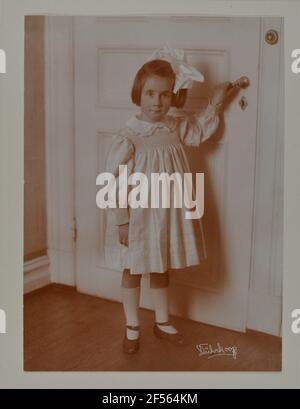 Renate Scholz. Renate Scholz (1919-1999) pose comme le seul enfant de Carla Scholz (Geb. Hartmann) et M. med. William Scholz, directeur de Deutsche Werft AG, de sa première année de vie à régulièrement devant la caméra. Ainsi, le Studio Diez-Dührkoop documente la jeune femme qui grandit dans les années 1930, qui sera plus tard promouvoir en Romance. La photographe Minya Diez-Dühnkoop (1873-1929) a commencé à travailler comme une jeune de 15 ans dans le studio de Hambourg de son père, Rudolf Dührkoop. À partir de 1906, elle est officiellement partenaire d'affaires de son père et prend enfin la relève de l'atelier pour le camer artistique Banque D'Images