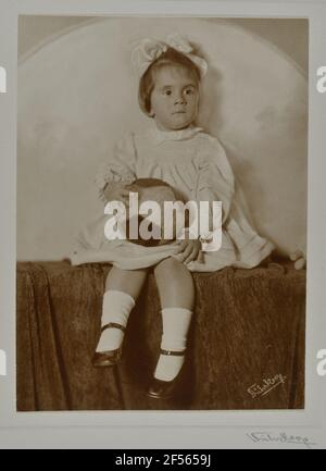 Renate Scholz. Renate Scholz (1919-1999) pose comme le seul enfant de Carla Scholz (Geb. Hartmann) et M. med. William Scholz, directeur de Deutsche Werft AG, de sa première année de vie à régulièrement devant la caméra. Ainsi, le Studio Diez-Dührkoop documente la jeune femme qui grandit dans les années 1930, qui sera plus tard promouvoir en Romance. La photographe Minya Diez-Dühnkoop (1873-1929) a commencé à travailler comme une jeune de 15 ans dans le studio de Hambourg de son père, Rudolf Dührkoop. À partir de 1906, elle est officiellement partenaire d'affaires de son père et prend enfin la relève de l'atelier pour le camer artistique Banque D'Images