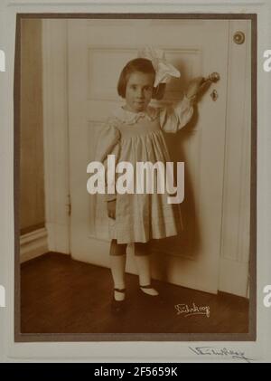 Renate Scholz. Renate Scholz (1919-1999) pose comme le seul enfant de Carla Scholz (Geb. Hartmann) et M. med. William Scholz, directeur de Deutsche Werft AG, de sa première année de vie à régulièrement devant la caméra. Ainsi, le Studio Diez-Dührkoop documente la jeune femme qui grandit dans les années 1930, qui sera plus tard promouvoir en Romance. La photographe Minya Diez-Dühnkoop (1873-1929) a commencé à travailler comme une jeune de 15 ans dans le studio de Hambourg de son père, Rudolf Dührkoop. À partir de 1906, elle est officiellement partenaire d'affaires de son père et prend enfin la relève de l'atelier pour le camer artistique Banque D'Images