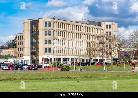 Northampton, Royaume-Uni, Météo, le 24 mars 2021. Un après-midi de printemps chaud le long de la rivière Nene en face de Riverside House et d'un bâtiment d'offic vide qui est converti en 60 appartements températures de 15 degrés cet après-midi. Crédit : Keith J Smith./Alamy Live News Banque D'Images