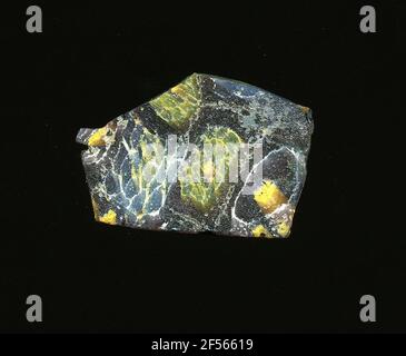 Fragment d'un vaisseau. Le petit fragment de verre a une faible courbure et doit donc être affecté à un vaisseau. Il montre sur violet foncé raison plusieurs fleurs dans la technologie Millefiori: On se compose d'anneaux concentriques dans la séquence de couleurs (intérieur) jaune, violet foncé et blanc. Avec un autre couché autour d'un noyau jaune, pétales verts en double rangée. Au dernier se trouve autour d'un vert (?) Noyau de pétales bleus bordés de blanc en double rangée. Pour la production, des verres de différentes couleurs ont été façonnés sur des tubes et des tiges. Elles étaient comprimées et chauffées, ce qui entraînait une longue barre. Le verre tranché ​​now avait dif Banque D'Images