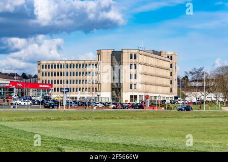 Northampton, Royaume-Uni, Météo, le 24 mars 2021. Un après-midi de printemps chaud le long de la rivière Nene en face de Riverside House et d'un bâtiment d'offic vide qui est converti en 60 appartements températures de 15 degrés cet après-midi. Crédit : Keith J Smith./Alamy Live News Banque D'Images