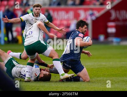 London Irish Fly-Half Paddy Jackson clings on sale Sharks flanker Cameron Neild lors d'un match Gallagher Premiership Round 14 Rugby Union, Dimanche, M Banque D'Images