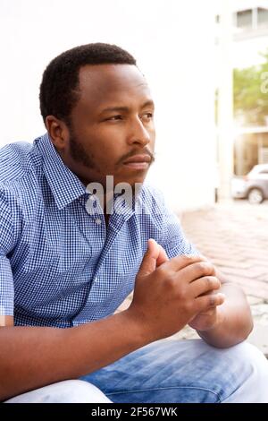 Portrait latéral du jeune africain dans la contemplation Banque D'Images