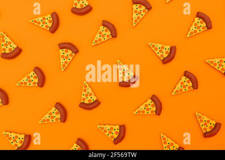 Rendu tridimensionnel des tranches de pizza sur fond orange Banque D'Images