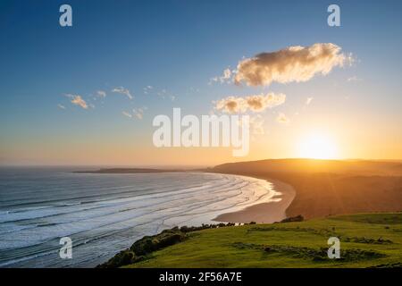 Nouvelle-Zélande, Otago, vue panoramique de la plage de Tuluku dans la baie de Tuluku vue depuis le point de vue de Florence Hill au coucher du soleil Banque D'Images