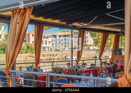 AGDE, FRANCE, 19 JUILLET 2020 : restaurant sur le fleuve Herault au port d'Agde, Languedoc-Roussillon France Banque D'Images