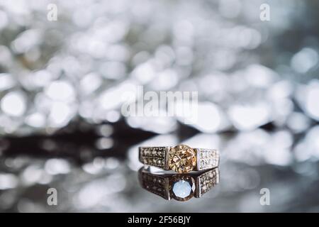 Gros plan de l'élégante bague d'engagement diamant isolée sur fond miroir noir. Bague diamant. Bague en or blanc avec pierre précieuse isolée sur noir. Banque D'Images