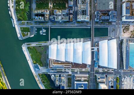 France, Auvergne-Rhône-Alpes, Lyon, vue aérienne de la ville située au confluent du Rhône et du Saône au crépuscule Banque D'Images