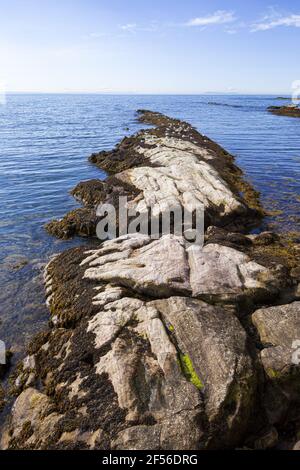 Formation de roches dans le village de pêcheurs de Pittenweem, dans le Neuk est de Fife, en Écosse, au Royaume-Uni Banque D'Images