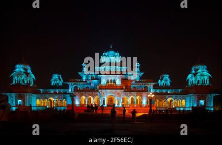 Vue nocturne du musée Albert Hall. Banque D'Images